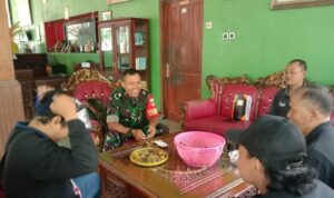 Babinsa Koramil 02/Karangmalang Kodim 0725/Sragen Sertu Joko Priyanto melakukan kegiatan komunikasi sosial (komsos) dengan Bapak Parjo selaku karyawan Ndayu Park Alam Asri di Pendopo F.O Ndayu Park Alam Asri, Desa Saradan, Kecamatan Karangmalang, Kabupaten Sragen, Senin (26/6/2023).