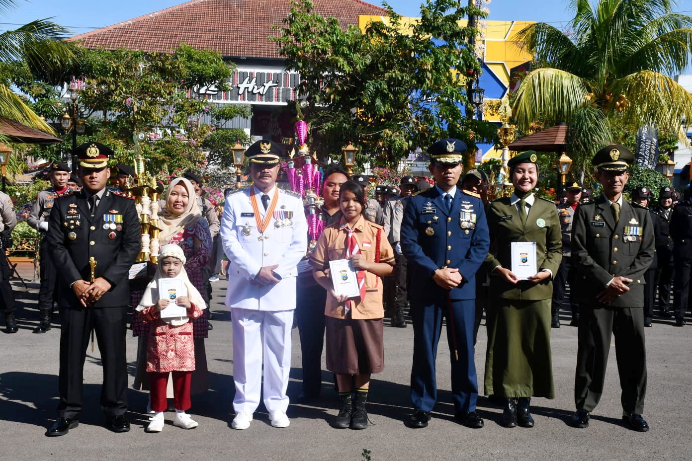 Kasiintel Rem 081/DSJ, Letkol Arm M Muslikh menghadiri upacara peringatan HUT ke-77 Polri di Balai Kota Madiun, pada Sabtu (1/7/2023).