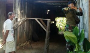 Satgas Yonif 143/TWEJ Pos Senggi yang membantu mengatasi masalah listrik di kediaman Bapak Pendeta Monz salah satu Tokoh Agama di Kampung Senggi, Distrik Senggi, Kabupaten Keerom, Provinsi Papua, pada Senin (3/7/2023).