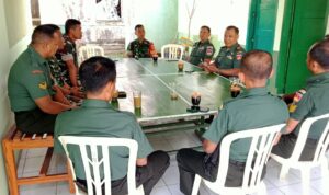 Danramil 06/Gondang Kodim 0725/Sragen Kapten Inf Rusdi menggelar jam komandan yang bertempat di Aula Makoramil 06/Gondang, Selasa (4/7/2023).