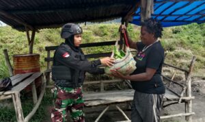 Pos Ramil Yambi Satgas Yonif RK 115/ML yang rutin menerima kedatangan masyarakat untuk menjual atau menukar hasil kebunnya dengan bahan makanan yang tersedia di pos, Kamis (6/7/2023).