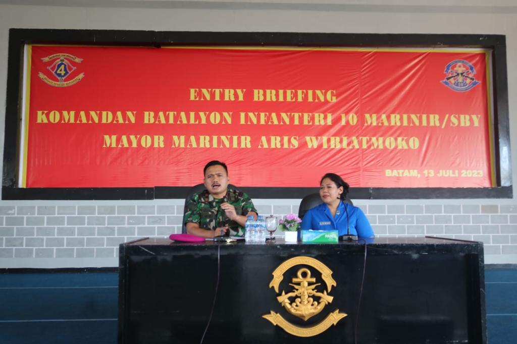 Danyonif 10 Marini/SBY Mayor Mar Aris Moko didampingi Ketua Ranting E Cabang 7 Ny.Tidi Aris Moko melaksanakan Entry briefing yang diikuti oleh seluruh Prajurit Cheetah Malaka beserta ibu- ibu Jalasenastri ranting E cabang 7 PG Kormar bertempat di Balai Prajurit (Bapra) Yonif 10 Marinir/SBY, Kamis (13/7/2023).