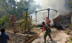 Babinsa dan Bhabinkamtibmas Desa Jenalas Koramil 15/Gemolong Kodim 0725/Sragen beserta perwakilan dari relawan Gemolong memberikan bantuan kepada korban kebakaran rumah milik ibu Kamti Dk. Pondok RT. 06 Ds. Jenalas.