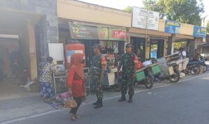 Sertu Koko bersama Serda Heri Anggota Koramil 12/Gesi Kodim 0725/Sragen melaksanakan kegiatan patroli dan pemantauan wilayah dalam rangka menjaga ketertiban dan keamanan masyarakat di Kecamatan Gesi, Kamis (20/7/2023).