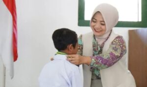 Ketua Persit KCK Koorcab Rem 081 PD V/Brawijaya Ny. Triana Sugiyono