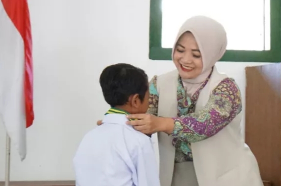 Ketua Persit KCK Koorcab Rem 081 PD V/Brawijaya Ny. Triana Sugiyono