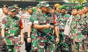 Komandan Korem (Danrem) 084/Bhaskara Jaya Brigjen TNI Terry Tresna Purnama memimpin apel gelar pasukan pengamanan VVIP dalam rangka kunjungan kerja (kunker) Wakil Presiden RI, Prof KH Ma'ruf Amin di Lapangan A. Yani Makodam V/Brawijaya, Surabaya, pada Selasa (29/8/2023).
