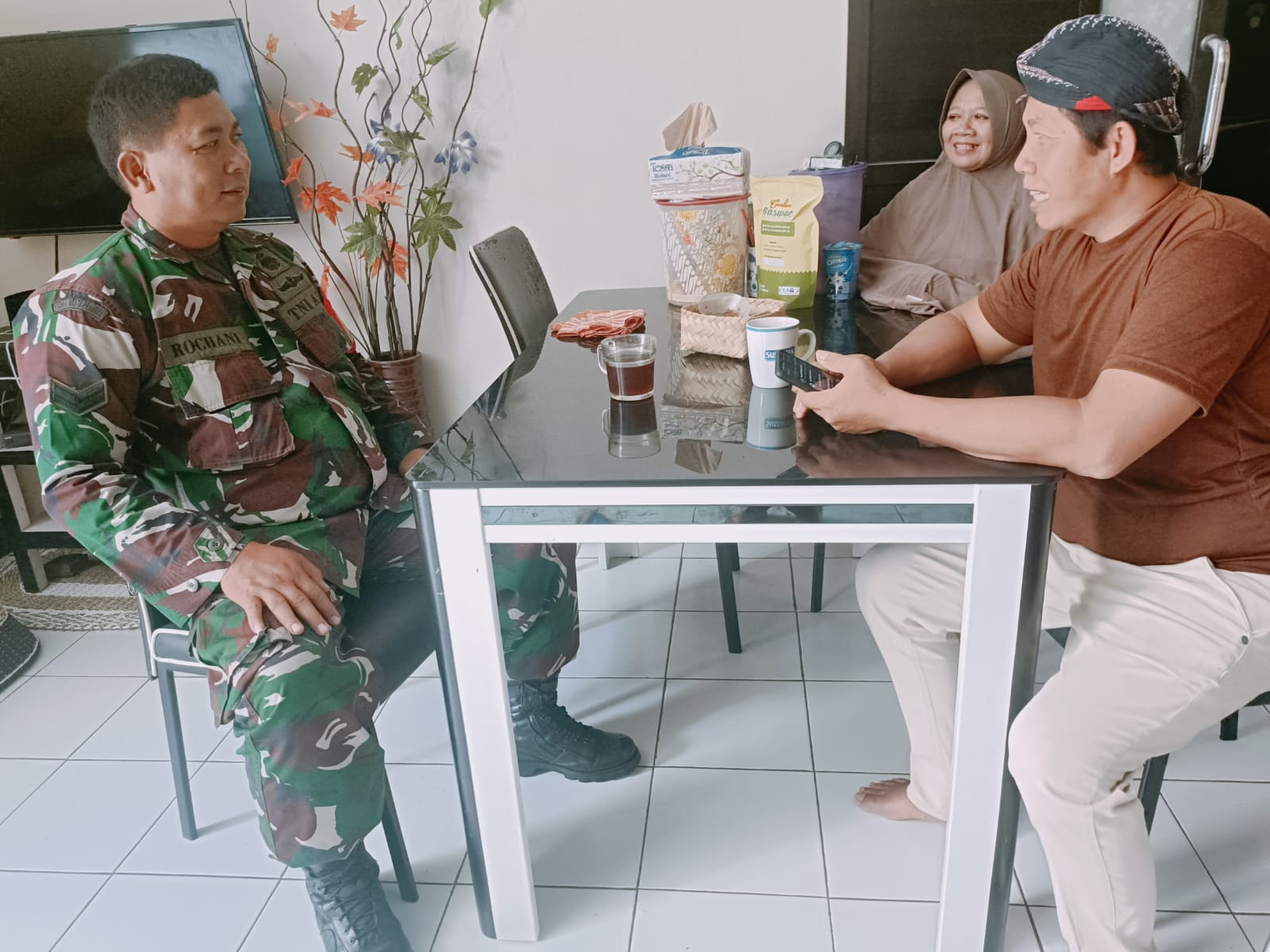 Babinsa Kelurahan Danukusuman Koramil 03 Serengan Kodim 0735 Surakarata Sertu Rochani melaksanakan melaksanakan kegiatan Pembinaan Teritorial dengan cara Komunikasi Sosial (Komsos) dengan Bapak Bambang Sumantoro (Ketua RW 07) Danukusuman, Serengan Kota Surakarta, Jumat (4/8/2023).