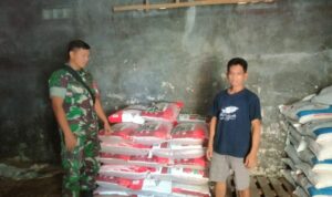 Sertu Heriyanto, Babinsa Desa Tegalombo Korami18/Kalijambe Kodim Sragen saat melaksanakan pemantauan toko pupuk di Dukuh Soko, Desa Tegalombo, Kecamatan Kalijambe, Senin (21/8/2023).