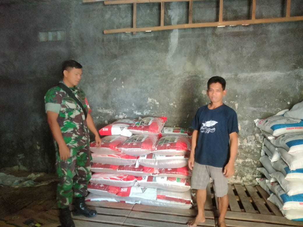 Sertu Heriyanto, Babinsa Desa Tegalombo Korami18/Kalijambe Kodim Sragen saat melaksanakan pemantauan toko pupuk di Dukuh Soko, Desa Tegalombo, Kecamatan Kalijambe, Senin (21/8/2023).