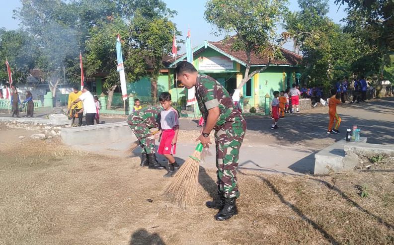 lapangan alun-alun yang berada di Desa Kedungrejo, Kecamatan Nguntoronadi kini dilaksanakan pembersihan, Selasa (22/8/2023).