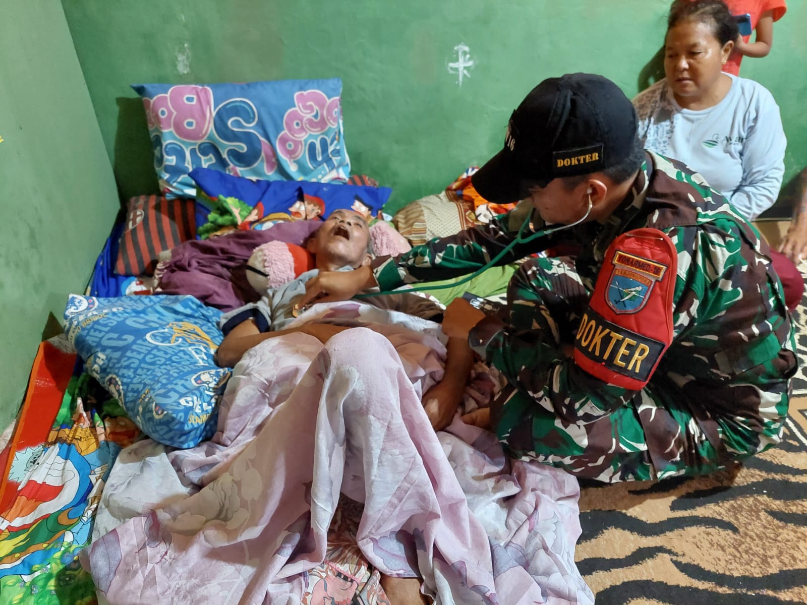 Tim Kesehatan Kotis Gabma Entikong yang dipimpin oleh Letda Ckm dr. Sandi Nur Ihsan selaku dokter Satgas Pamtas RI-Malaysia Yonarmed 16/Tk melakukan kegiatan pelayanan kesehatan gratis kepada warga Dusun Sontas, Kecamatan Entikong, Kabupaten Sanggau, Sabtu (26/8/2023).