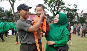 Ketua Persit KCK Koorcab Rem 081 PD V/Brawijaya Ny. Triana Sugiyono melakukan olahraga bersama dengan anggotanya di Kodim 0806/Trenggalek