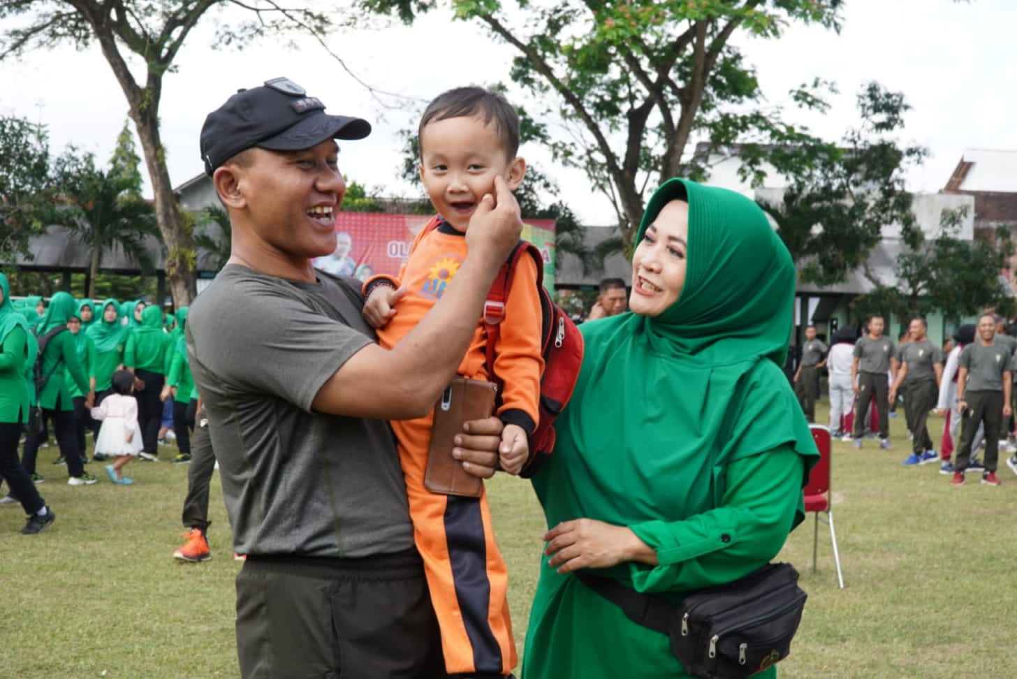 Ketua Persit KCK Koorcab Rem 081 PD V/Brawijaya Ny. Triana Sugiyono melakukan olahraga bersama dengan anggotanya di Kodim 0806/Trenggalek