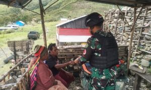 Satgas Yonif RK 115/ML, yang memberikan pelayanan kesehatan berupa pengobatan gratis kepada mama Papua yang datang ke Pos untuk berobat di Kampung Wuyuneri, Distrik Mulia, Kabupaten Puncak Jaya, Selasa (29/8/2023).