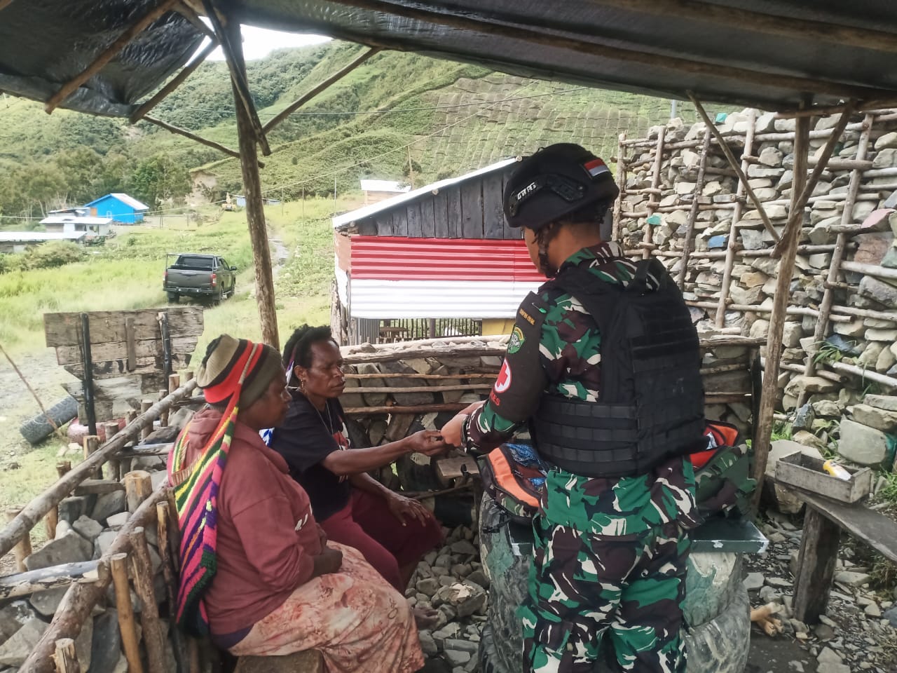 Satgas Yonif RK 115/ML, yang memberikan pelayanan kesehatan berupa pengobatan gratis kepada mama Papua yang datang ke Pos untuk berobat di Kampung Wuyuneri, Distrik Mulia, Kabupaten Puncak Jaya, Selasa (29/8/2023).