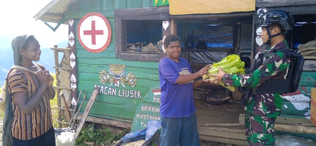 Personel TNI dari Pos Talilime Satgas Yonif RK 115/ML saat membeli hasil kebun dengan sistem barter, Kamis (31/8/2023).