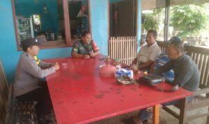 Sertu Aris Widodo Babinsa Tunggul anggota Koramil 06 /Gondang Kodim 0725/Sragen beserta Bhabinkamtibmas mengimbau masyarakat Dk.Munggur RT 23 Desa Tunggul Kec.Gondang memeriksakan hewan ternak sapi dan kambing mati mendadak, Kamis (31/8/2023).