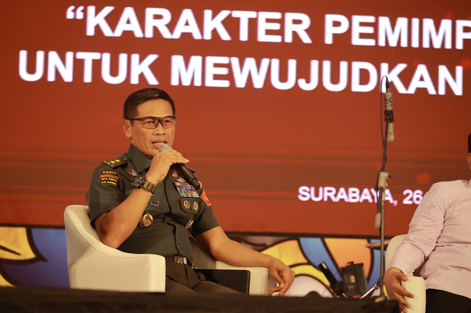 Asisten Operasi Paglima TNI, Mayjen TNI Muhammad Nur Rachmad saat memberikan motivasi pada PPKMB Unair 2023 di Airlangga Convention Centre Kampus C Unair, Surabaya, Sabtu (2682023). (foto: istimewa)