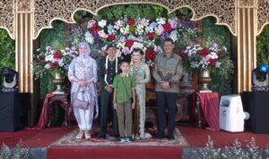 Komandan Kodim 0724/Boyolali Letkol Inf Wiweko Wulang Widodo, Spd M Han dengan didampingi Ketua Persit Kartika Chandra Kirana Cabang XLV Kodim 0724 Boyolali Ny. Indri Wiweko Wulang Widodo menghadiri undangan pesta pernikahan Serda Dwi Haryono dan Asih Wulandari yang bertempat di Gedung Sastro Hartono Baturetno Kabupaten Wonogiri, Minggu (3/9/2023).