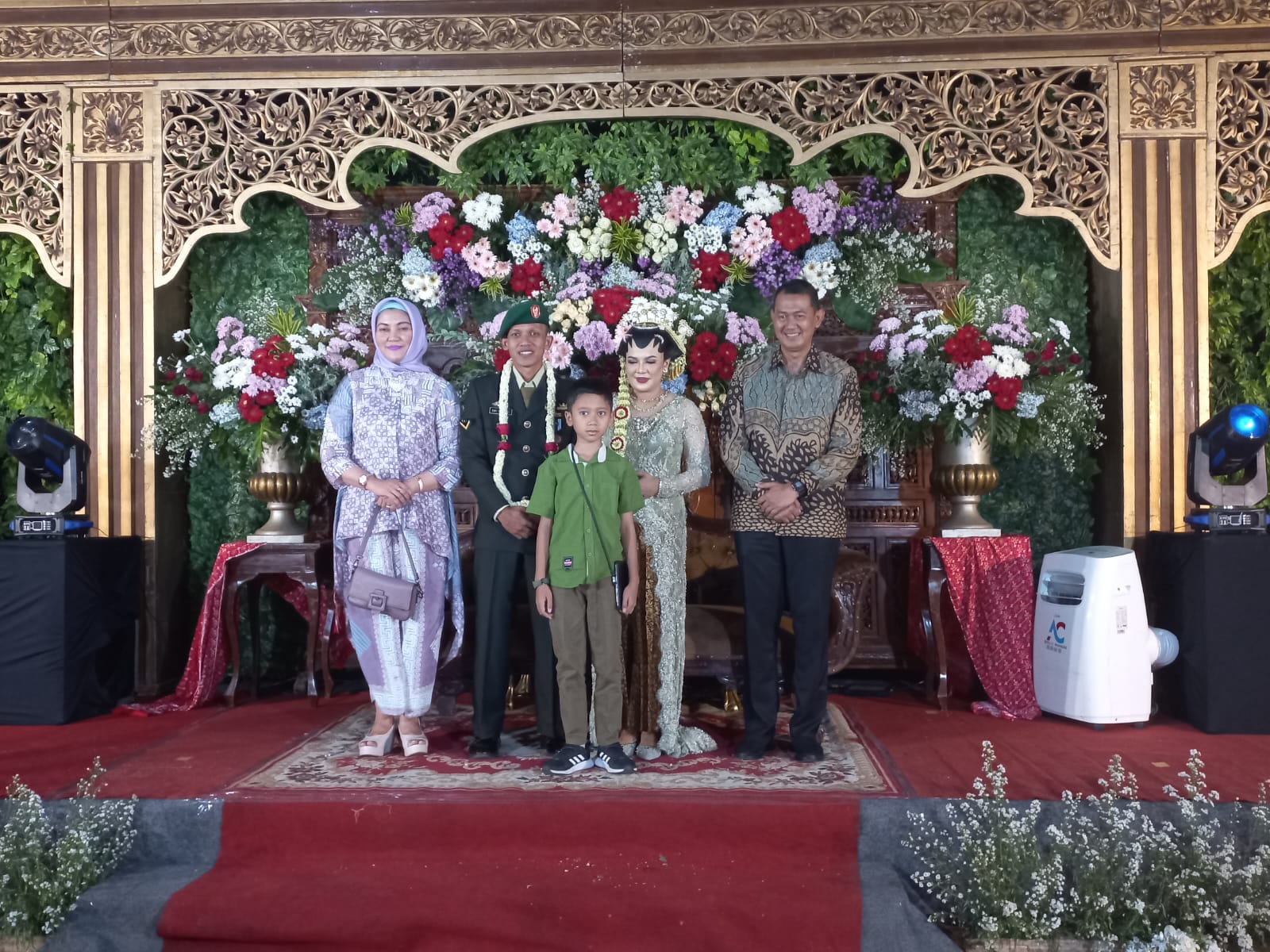 Komandan Kodim 0724/Boyolali Letkol Inf Wiweko Wulang Widodo, Spd M Han dengan didampingi Ketua Persit Kartika Chandra Kirana Cabang XLV Kodim 0724 Boyolali Ny. Indri Wiweko Wulang Widodo menghadiri undangan pesta pernikahan Serda Dwi Haryono dan Asih Wulandari yang bertempat di Gedung Sastro Hartono Baturetno Kabupaten Wonogiri, Minggu (3/9/2023).