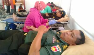 Anggota Koramil 04/Nguntoronadi yang dipimpin BatiTuud Peltu Lutfi, mengikuti bakti sosial donor darah yang dilaksanakan di Pendopo Kecamatan Nguntoronadi, Minggu (10/9/2023).