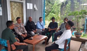 Sertu Yuwono bersama Bhabinkamtibmas Aiptu Johansah lakukan komunikasi sosial (komsos) dengan anggota BPD dan warga masyarakat bertempat di kantor BPD jalan Poros Melak Tenggarong Desa Koba 3 Kecamatan Kota Bangun, Kabupaten Kutai Kartanegara (Kukar), pada Rabu (20/9/2023).