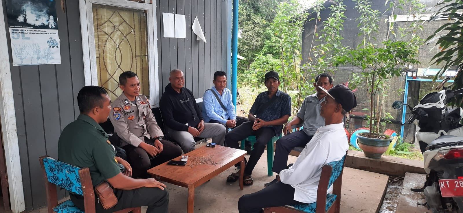 Sertu Yuwono bersama Bhabinkamtibmas Aiptu Johansah lakukan komunikasi sosial (komsos) dengan anggota BPD dan warga masyarakat bertempat di kantor BPD jalan Poros Melak Tenggarong Desa Koba 3 Kecamatan Kota Bangun, Kabupaten Kutai Kartanegara (Kukar), pada Rabu (20/9/2023).
