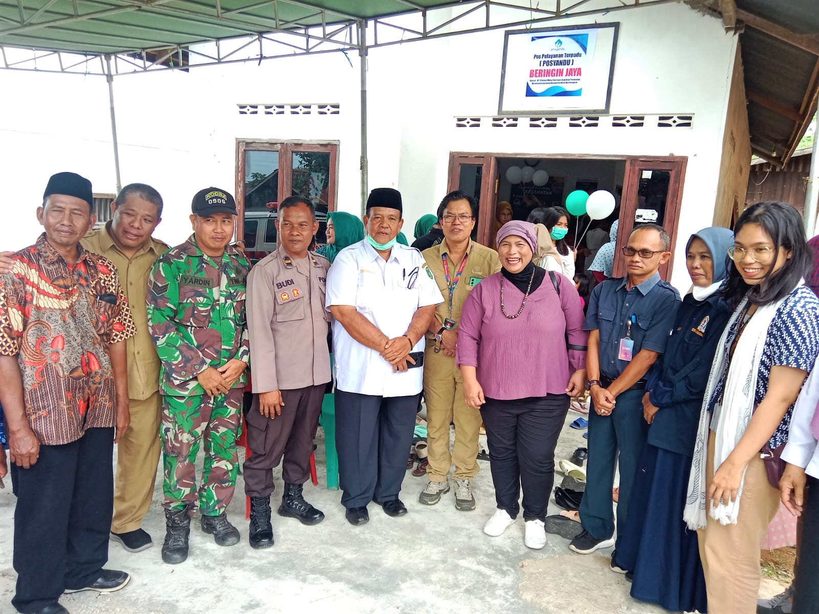 Babinsa Purwajaya, Koramil 0906-03/Loa Janan, Kodim 0906/Kutai Kartanegara (Kkr), Serka Yardin melakukan pendampingan dalam kegiatan kunjungan lapangan Tim Kedeputian II Kantor Staf Presiden (KSP) ke Dusun Mekar Beringin Jaya, Desa Purwajaya, Kecamatan Loa Janan, Kukar, pada Kamis (21/9/2023).