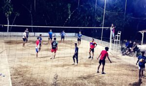 Pertanding bola volly Satgas TMMD Reguler ke-118 Kodim 0728 Wonogiri dengan Pemuda Karang Taruna di Desa Rejosari, Kecamatan Jatisrono, Kabupaten Wonogiri, Sabtu (23/9/2023) malam. (foto: arda72)