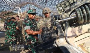 Pangdam V/Brawijaya Mayjen TNI Farid Makruf, MA., menyaksikan latihan Super Garuda Shield di Situbondo dan berbincang dengan US Army, Sabtu (9/9/2023).