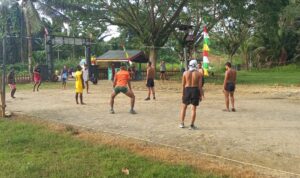 Satuan Tugas Pengaman perbatasan RI-PNG Sektor Utara, Yonif 122/TS, yang berada dibawah Kolakopsrem 172/PWY Pos Wambes, melaksanakan olahraga bersama dengan olahraga volly di Pos Wambes, Distrik Mannem, Kabupaten Keerom, Papua, pada Rabu (11/10/2023).