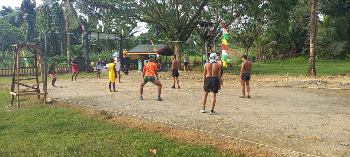 Satuan Tugas Pengaman perbatasan RI-PNG Sektor Utara, Yonif 122/TS, yang berada dibawah Kolakopsrem 172/PWY Pos Wambes, melaksanakan olahraga bersama dengan olahraga volly di Pos Wambes, Distrik Mannem, Kabupaten Keerom, Papua, pada Rabu (11/10/2023).