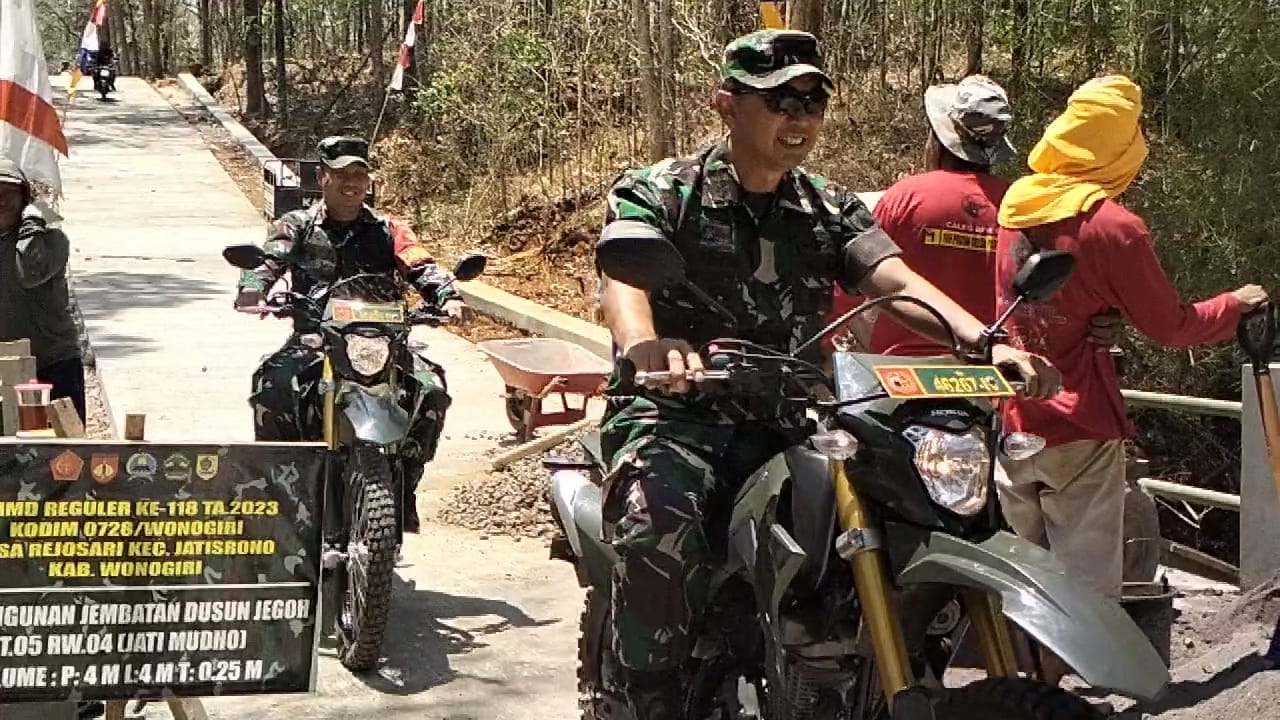 Danrem) 074/ Warastratama Kolonel Inf Ali Akhwan mengunjungi lokasi TMMD Reguler ke 118 TA 2023 di Desa Rejosari, Kecamatan Jatisrono, Kabupaten Wonogiri, Rabu (11/10/2023).