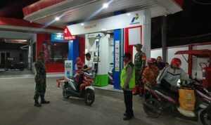 Serda Ribut Anggota Koramil 18/Kalijambe Kodim 0725/Sragen saat melaksanakan patroli dan pemantauan wilayah dalam rangka menjaga ketertiban dan keamanan masyarakat di Kecamatan Kalijambe, Kabupaten Sragen, pada Senin (16/10/2023).