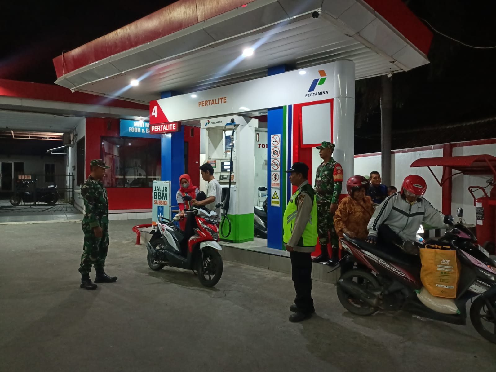 Serda Ribut Anggota Koramil 18/Kalijambe Kodim 0725/Sragen saat melaksanakan patroli dan pemantauan wilayah dalam rangka menjaga ketertiban dan keamanan masyarakat di Kecamatan Kalijambe, Kabupaten Sragen, pada Senin (16/10/2023).