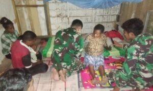 Satuan Tugas Pengaman Perbatasan RI-PNG Sektor Utara, Yonif 122/TS, yang berada dibawah Kolakopsrem 172/PWY Pos Scofrolama, membantu berikan pelayanan kesehatan kepada masyarakat Kampung Scofro, Distrik Arso Timur, Kabupaten Keerom,prov Papua, Selasa (17/10/2023).