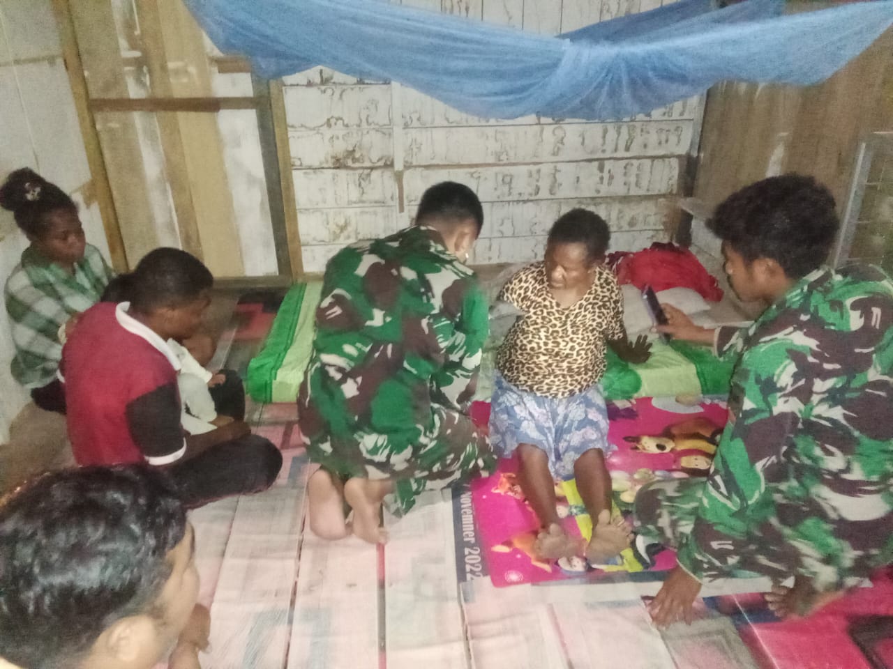 Satuan Tugas Pengaman Perbatasan RI-PNG Sektor Utara, Yonif 122/TS, yang berada dibawah Kolakopsrem 172/PWY Pos Scofrolama, membantu berikan pelayanan kesehatan kepada masyarakat Kampung Scofro, Distrik Arso Timur, Kabupaten Keerom,prov Papua, Selasa (17/10/2023).