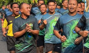 Danrem 081/DSJ, Kolonel Inf H. Sugiyono yang sedang memimpin anggotanya lari pagi berkeliling menikmati indahnya Kota Madiun, pada Selasa (24/10/2023).