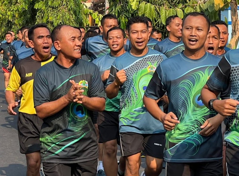 Danrem 081/DSJ, Kolonel Inf H. Sugiyono yang sedang memimpin anggotanya lari pagi berkeliling menikmati indahnya Kota Madiun, pada Selasa (24/10/2023).