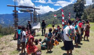 Satuan Tugas (Satgas) Mobile Raider 300 Siliwangi mengadakan Sekolah Alam di Pos Dangbet, Distrik Beoga, Kabupaten Puncak.