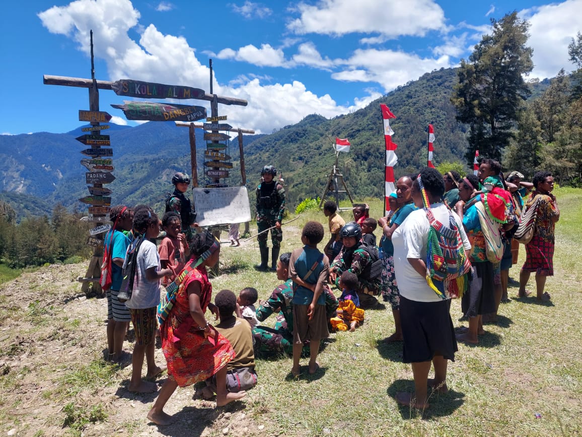 Satuan Tugas (Satgas) Mobile Raider 300 Siliwangi mengadakan Sekolah Alam di Pos Dangbet, Distrik Beoga, Kabupaten Puncak.