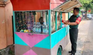 Serka Priyanto, Babinsa Kelurahan Jayengan Koramil 03/Serengan Kodim 0735/Surakarta berikan motivasi kepada pelaku UMKM (Usaha Mikro, Kecil dan Menengah) Ibu Sulastri