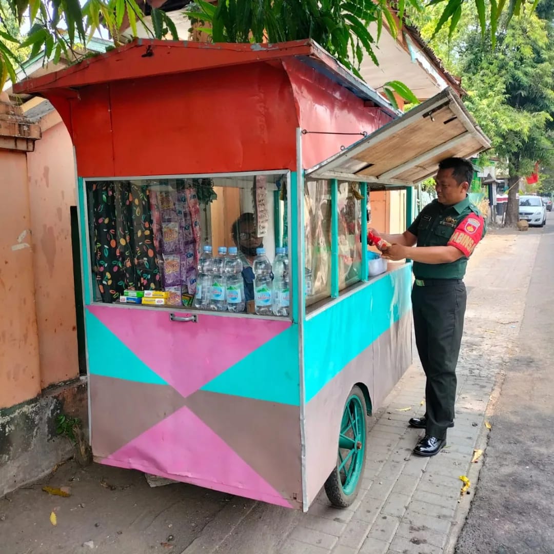 Serka Priyanto, Babinsa Kelurahan Jayengan Koramil 03/Serengan Kodim 0735/Surakarta berikan motivasi kepada pelaku UMKM (Usaha Mikro, Kecil dan Menengah) Ibu Sulastri
