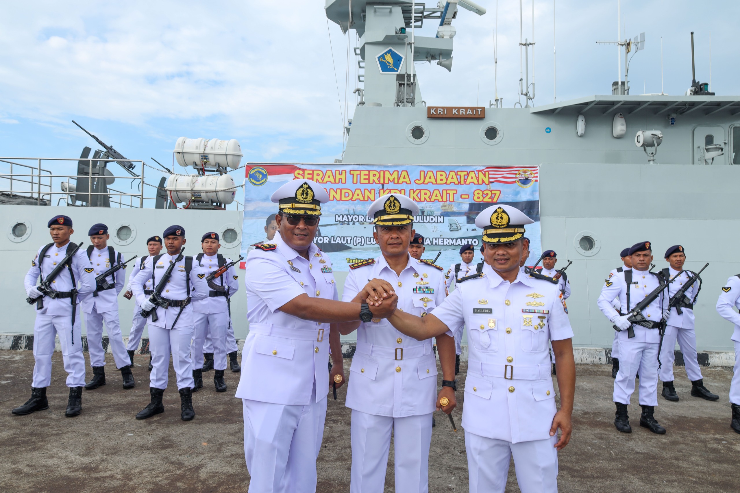 Komandan Satuan Patroli (Dansatrol) Lantamal IV Batam Kolonel Laut (P) Arif Rahman S.T., M.Tr.Hanla., M.M. pimpin upacara serah terima jabatan (Sertijab) Komandan KRI Krait-827 dari Mayor Laut (P) Mauludin Kepada Mayor Laut (P) Lucky Silviana Hermanto. Bertempat di Dermaga Fasharkan Mentigi, Tanjung Uban, pada Selasa (31/10/2023).