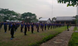 Pelda Suyatno dan 4 anggota Koramil 15/Gemolong Kodim 0725/Sragen saat melaksanakan kegiatan Bin PPBN kepada 230 Siswa/i dalam rangka Ketarunaan angkatan ke-IX SMK Sakti Gemolong, Kamis (16/11/2023).