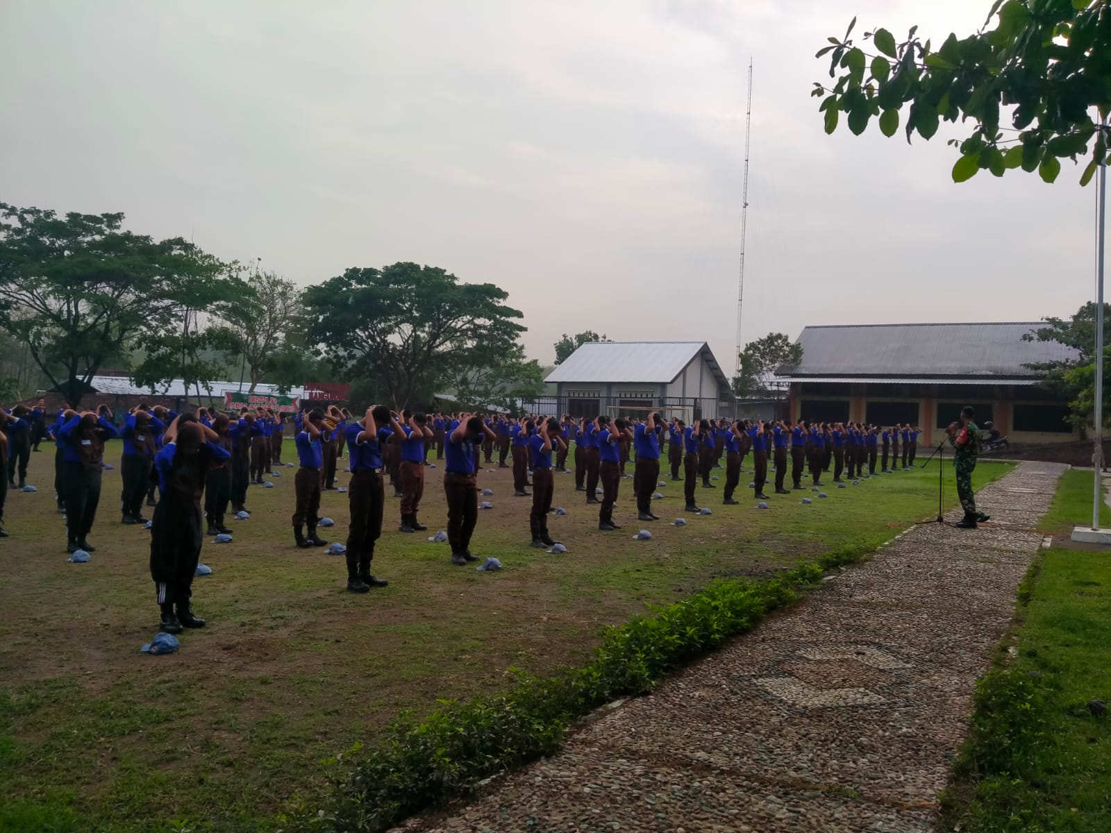 Pelda Suyatno dan 4 anggota Koramil 15/Gemolong Kodim 0725/Sragen saat melaksanakan kegiatan Bin PPBN kepada 230 Siswa/i dalam rangka Ketarunaan angkatan ke-IX SMK Sakti Gemolong, Kamis (16/11/2023).