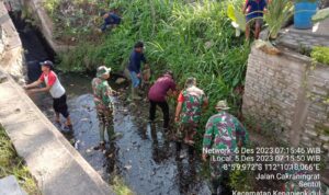 Kodim 0808/Blitar bersama Polri, dinas terkait dan warga masyarakat setempat, melaksanakan kegiatan karya bakti pembersihan sungai. Kegiatan ini dilaksanakan di Jl. Cakraningrat Kelurahan Sentul, Kecamatan Kepanjenkidul, Kota Blitar, Selasa (5/12/2023).