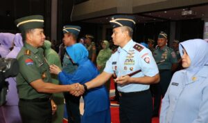 acara Laporan Korps Kenaikan Pangkat Perwira Tinggi (Pati) TNI, yang dipimpin langsung oleh Panglima TNI Jenderal TNI Agus Subiyanto, S.E., M.Si., kepada 37 Pati TNI lainnya dari TNI AU, TNI AL dan TNI AD. Bertempat di Aula Gatot Soebroto, Mabes TNI, Cilangkap, Jakarta. Dihadiri oleh para pejabat utama Mabes TNI, Selasa (5/12/2023).
