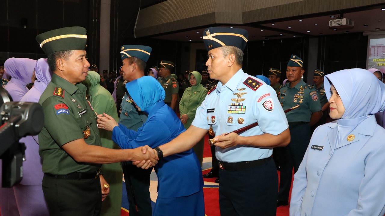 acara Laporan Korps Kenaikan Pangkat Perwira Tinggi (Pati) TNI, yang dipimpin langsung oleh Panglima TNI Jenderal TNI Agus Subiyanto, S.E., M.Si., kepada 37 Pati TNI lainnya dari TNI AU, TNI AL dan TNI AD. Bertempat di Aula Gatot Soebroto, Mabes TNI, Cilangkap, Jakarta. Dihadiri oleh para pejabat utama Mabes TNI, Selasa (5/12/2023).